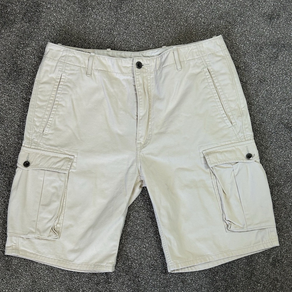 Levi's Cargo Shorts - Men's 34 - Beige Cotton Relaxed Pockets 10" Inseam EUC